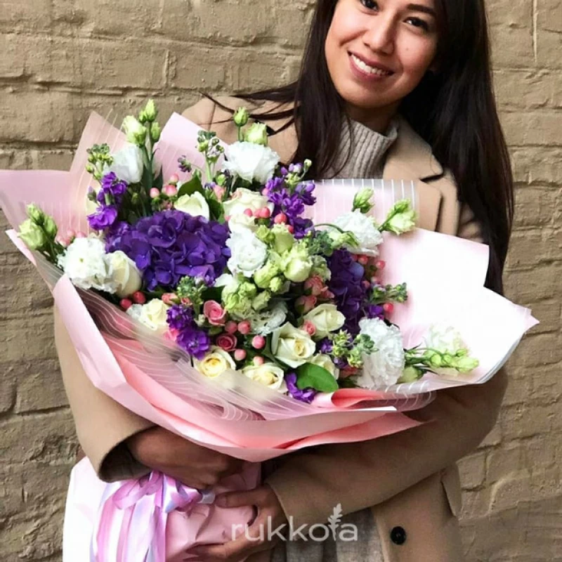 Букет эустом с розами и гортензией