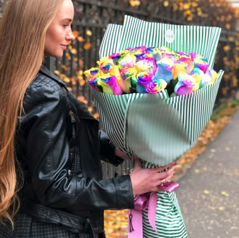 Букет радужных роз