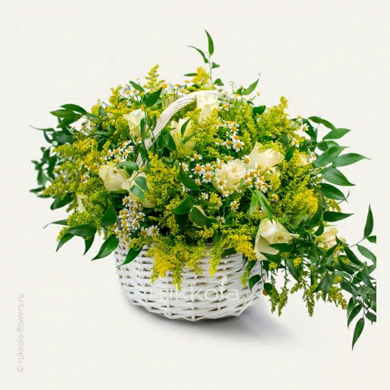 Корзина цветов с розами, ромашками и зеленью