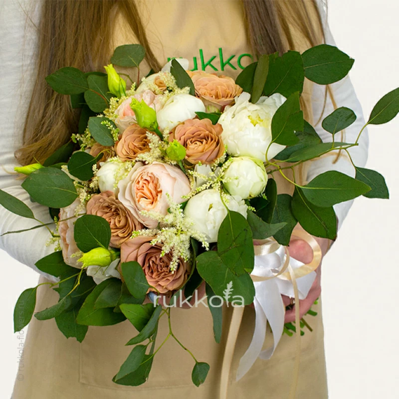 Свадебный букет роз Капучино, пионовидных роз и белых пионов