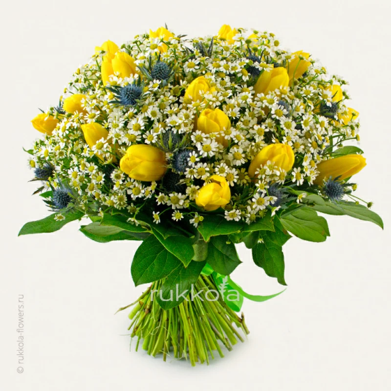 Букет с ромашками, тюльпанами и эрингиумом