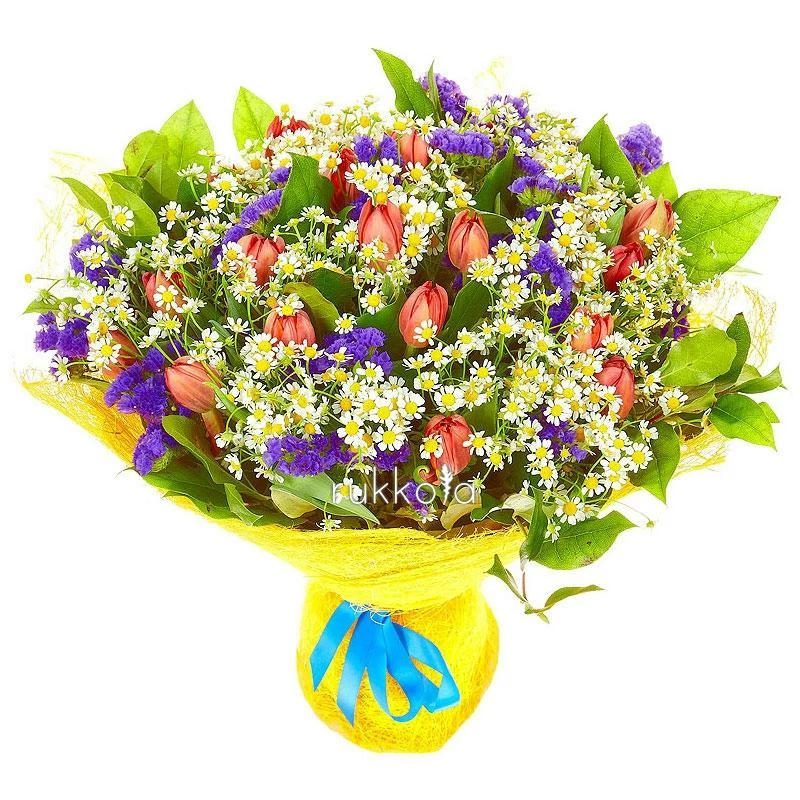 Букет из ромашек и тюльпанов