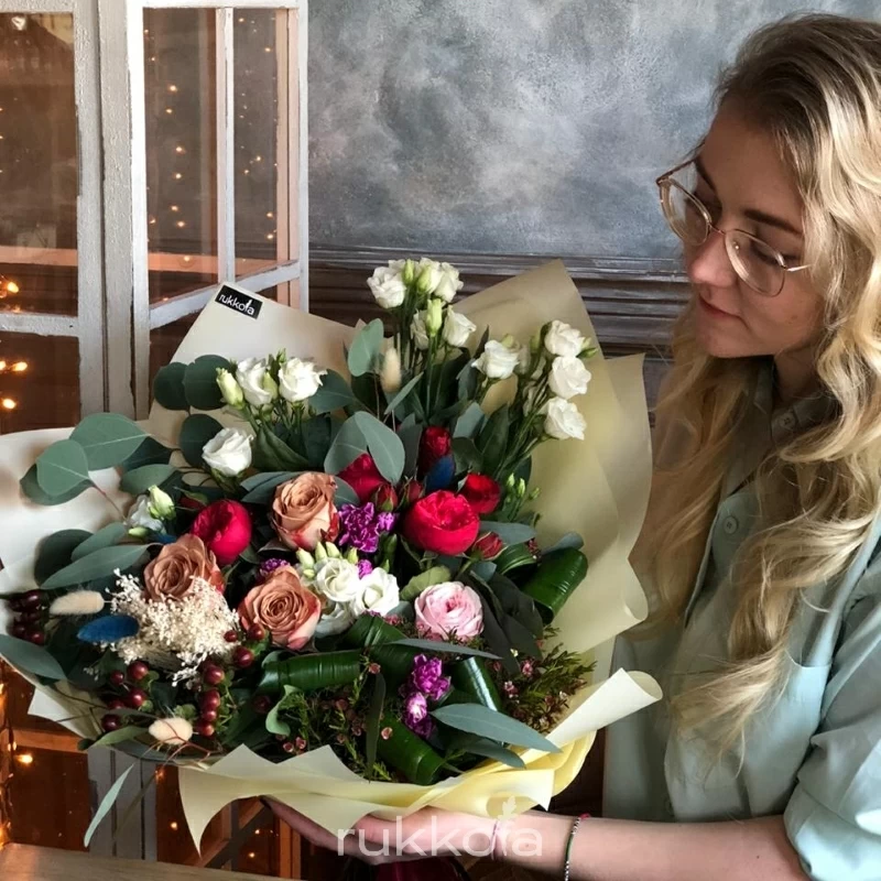 Букет роз и эустом