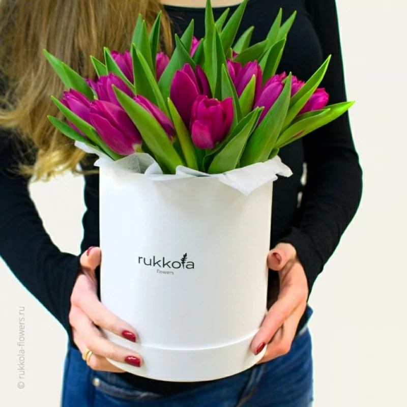 Фиолетовые тюльпаны в шляпной коробке