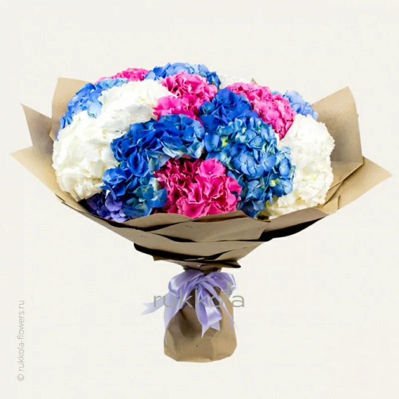 Букет синих, розовых и белых гортензий