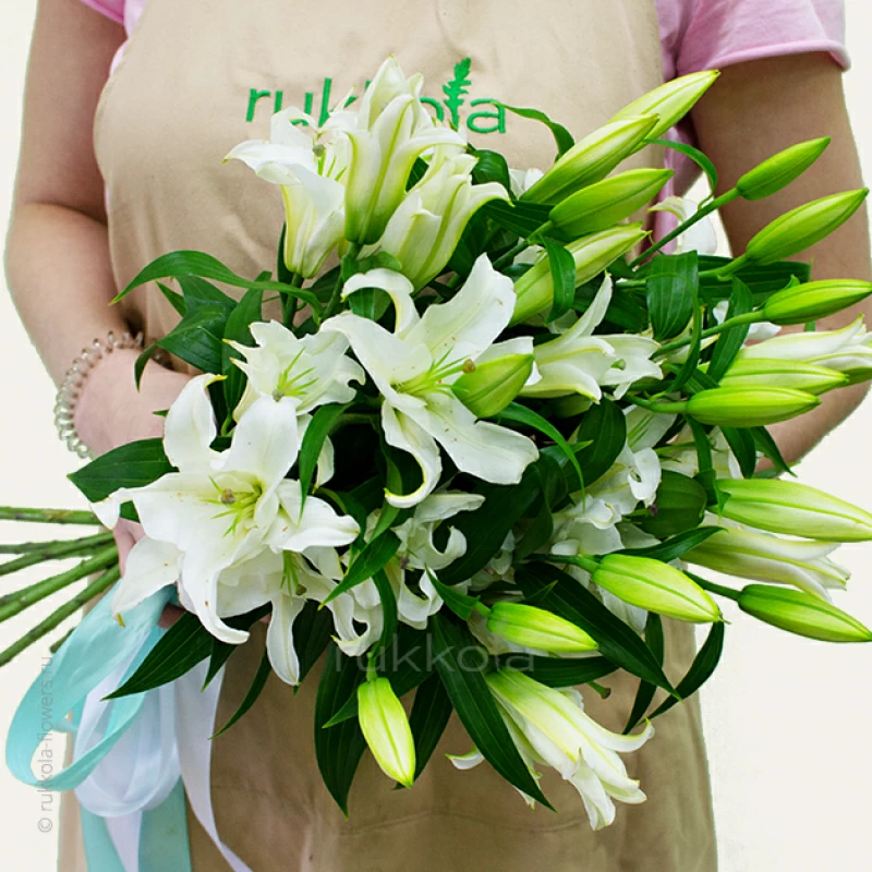 9 белых лилий