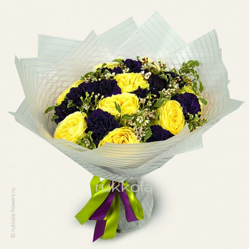 Букет желтых пионовидных роз и фиолетовых гвоздик