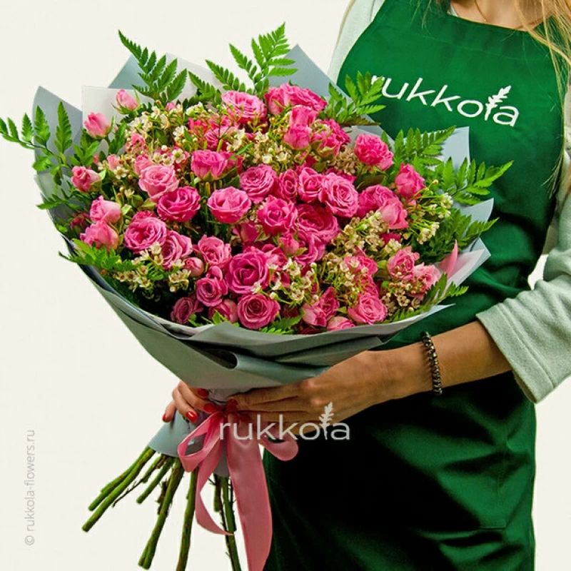 Букет розовых кустовых роз