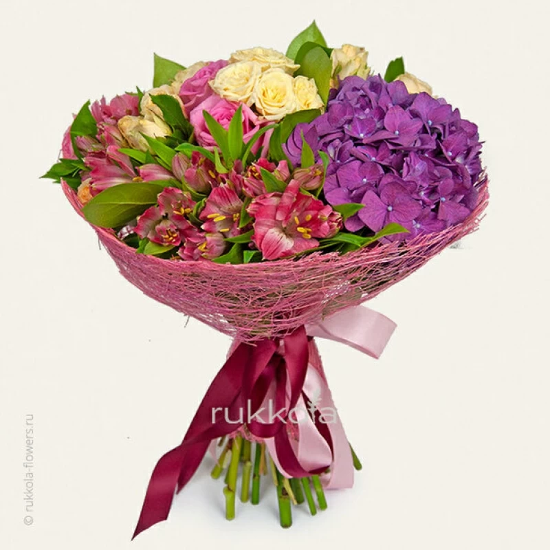 Букет гортензий, альстромерий и роз