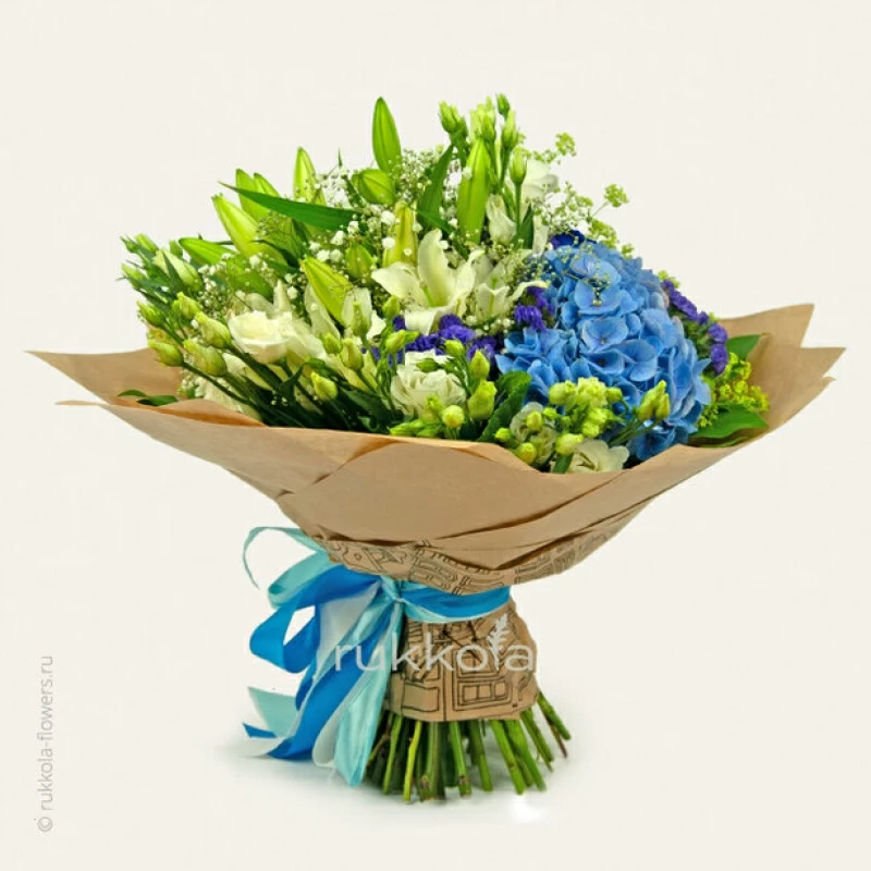 Букет с лилиями и синими розами