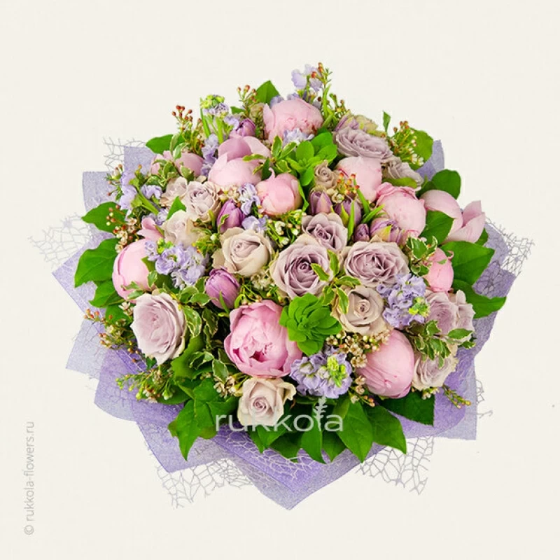 Букет пионов с розами, матиолой и тюльпанами