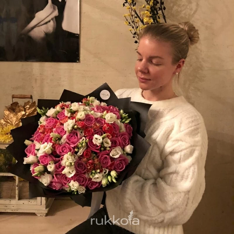 Букет эустом, кустовых и одноголовых роз