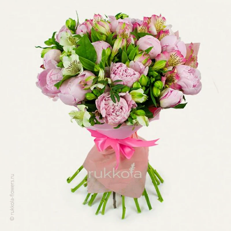 Букет розовых пионов и альстромерий