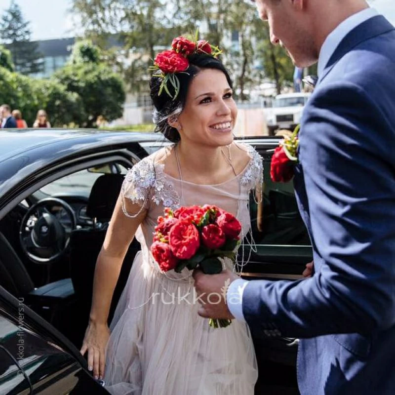 Свадебный букет красных пионовидных роз с ягодами