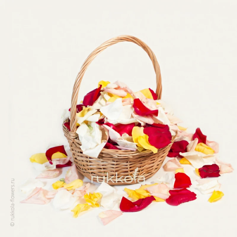 Микс разных лепестков в корзинке