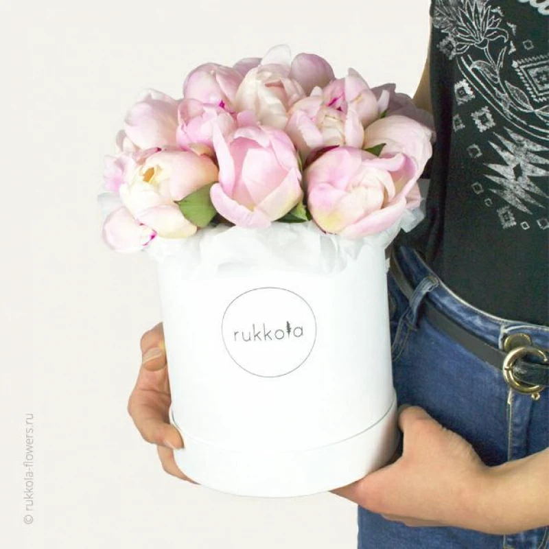 Светло-розовые пионы в шляпной коробке