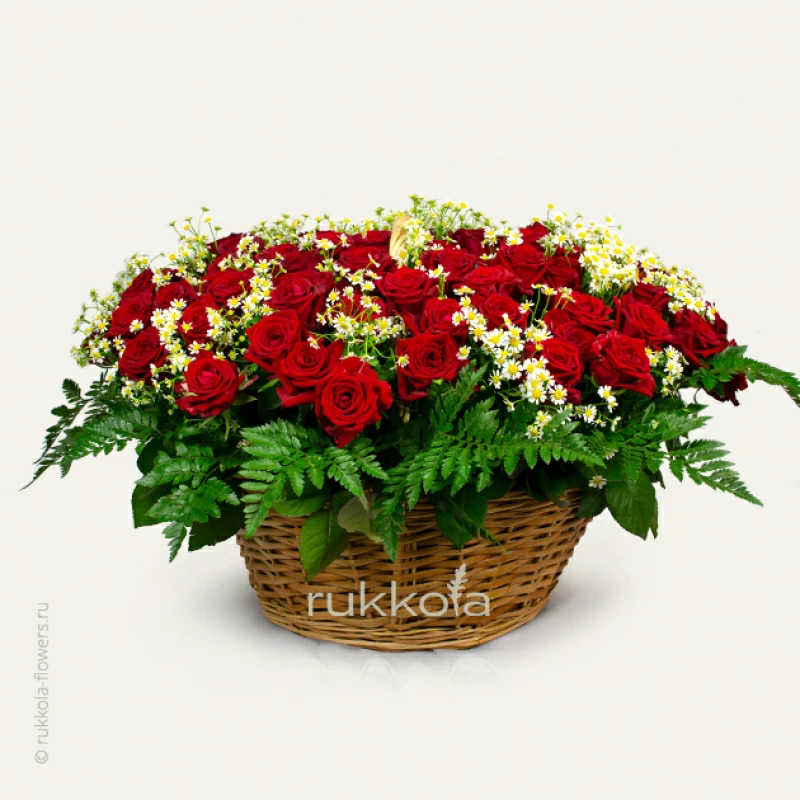 Корзина с розами и ромашками