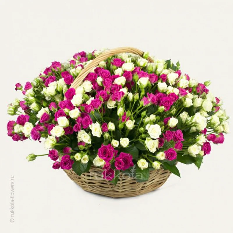 Корзина белых и розовых кустовых роз