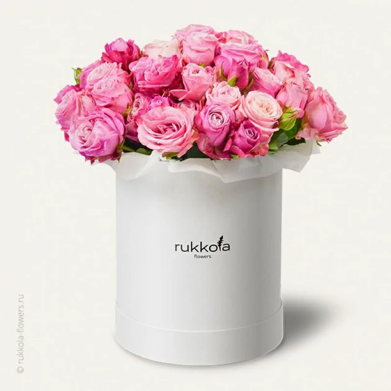 Кустовые розы в средней шляпной коробке
