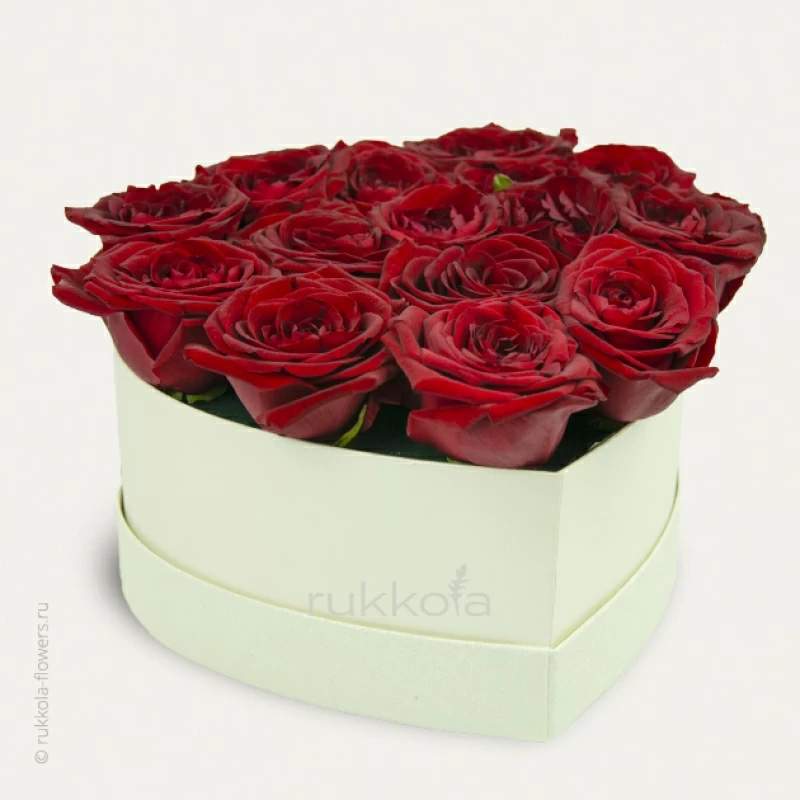 Розы в маленькой шляпной коробке в виде сердца