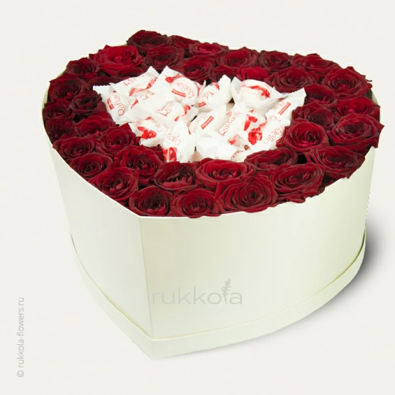 Коробка в виде сердца с розами и Raffaello