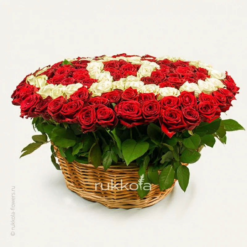 151 роза с кольцами в корзине на свадьбу
