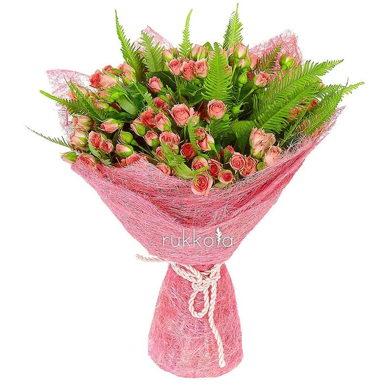 Розовые кустовые розы с зеленью