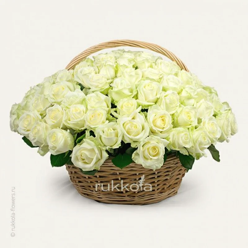 101 белая роза в корзине
