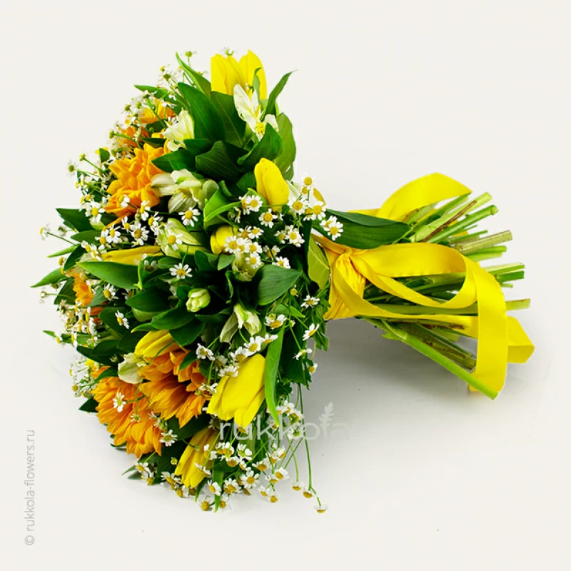 Букет тюльпанов, ромашек, подсолнухов и альстромерий