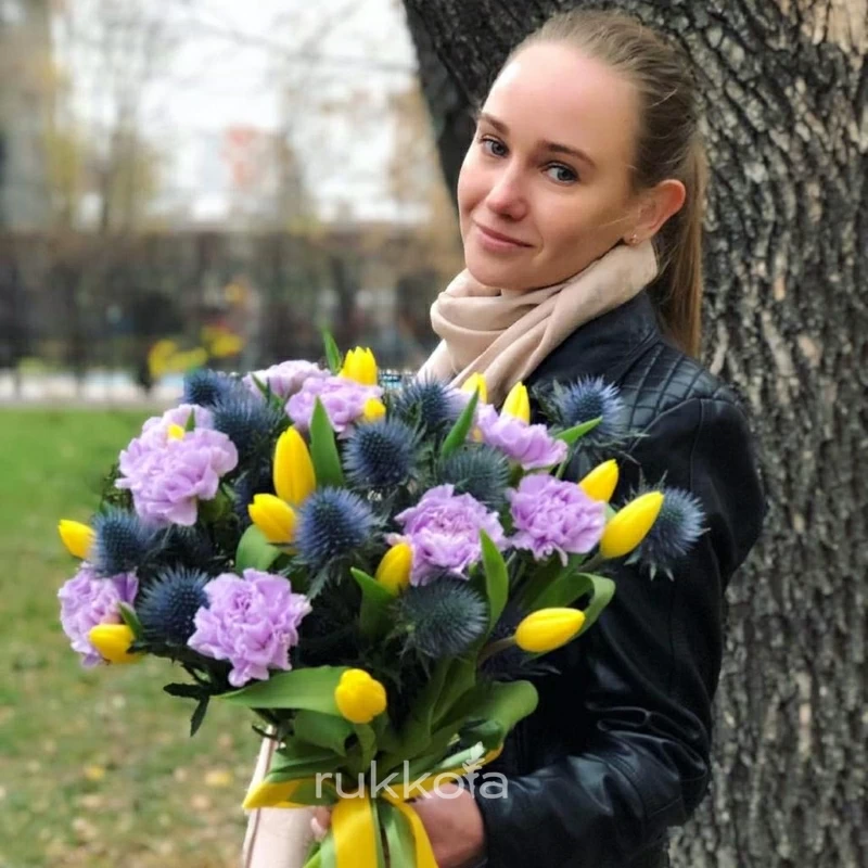 Букет желтых тюльпанов и гвоздик