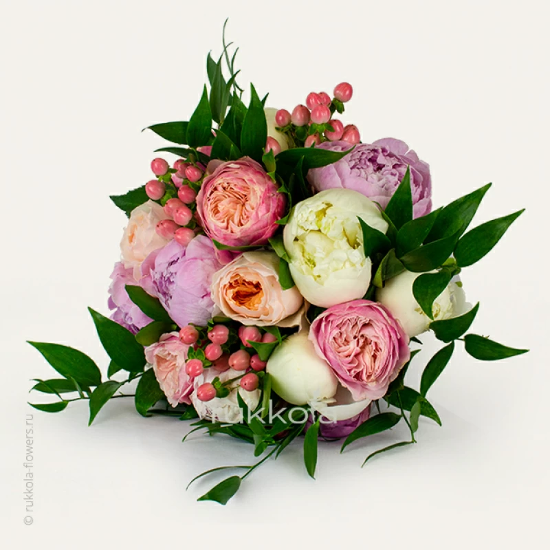 Свадебный букет пионов, пионовидной розой Вувузелла и гиперикумом