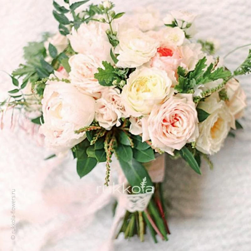 Свадебный букет пионовидных и кустовых роз