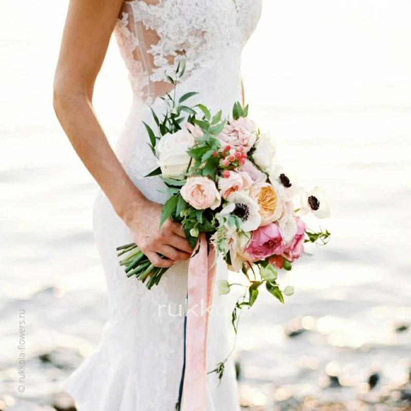 Свадебный букет пионов, пионовидных роз с анемонами