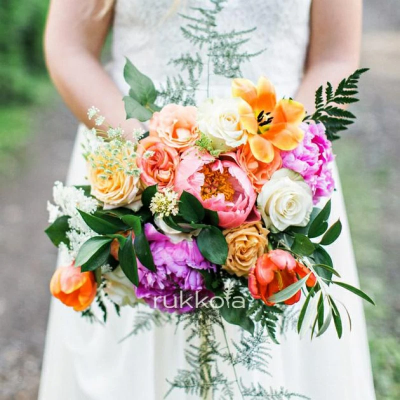 Свадебный букет пионов и роз с тюльпанами