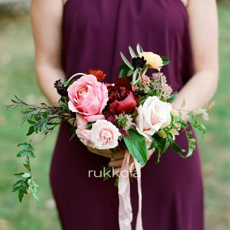 Свадебный букет красных пионов и светлых роз с зеленью