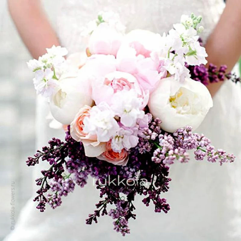 Свадебный букет пионов, сирени и фрезий с пионовидными розами