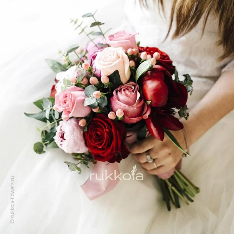 Свадебный букет роз и пионов с эвкалиптом и ягодами