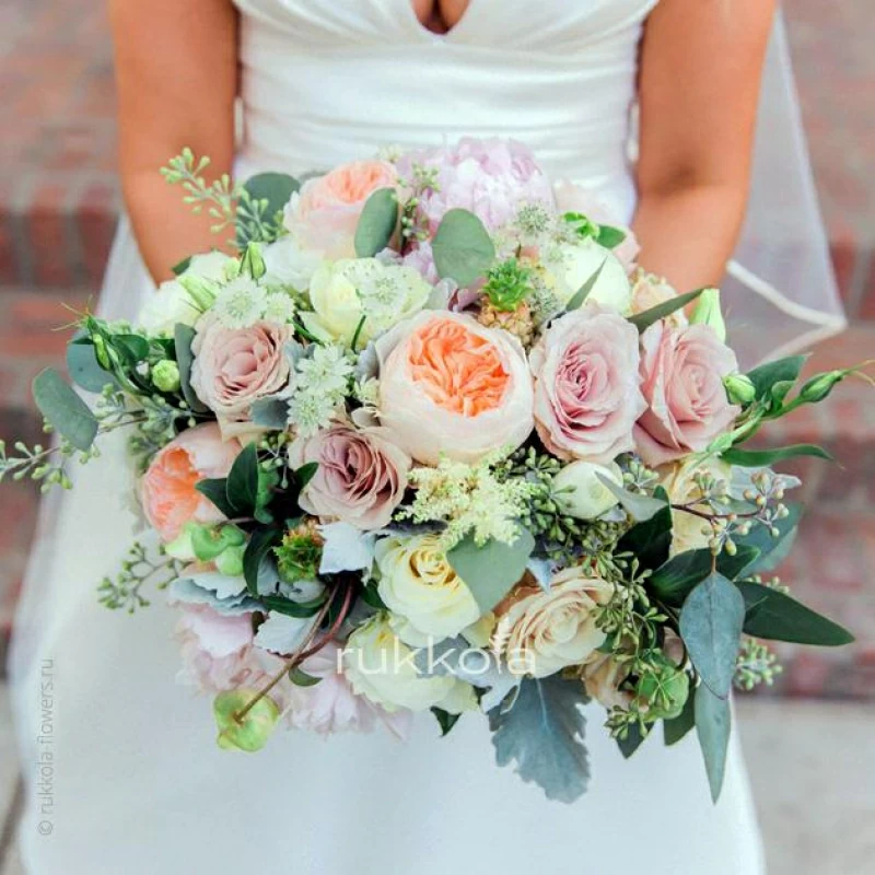 Свадебный букет роз и пионов с пионовидными розами