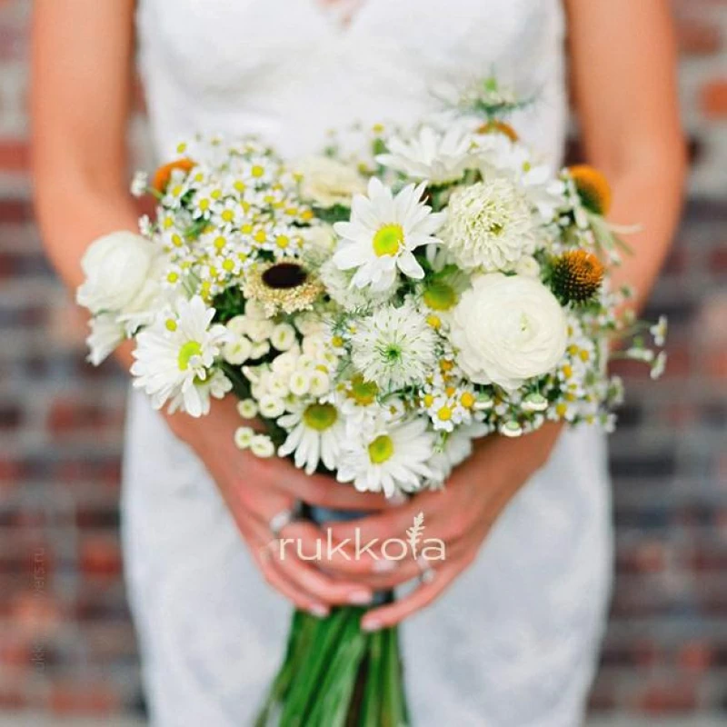 Свадебный букет ромашек разных сортов с розами