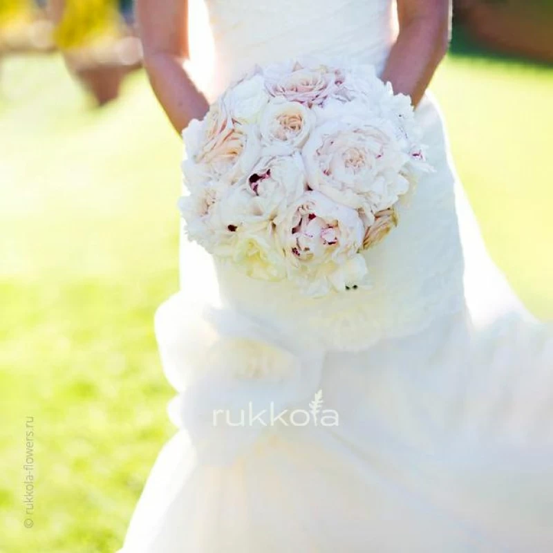 Свадебный букет с пионами и пионовидными розами