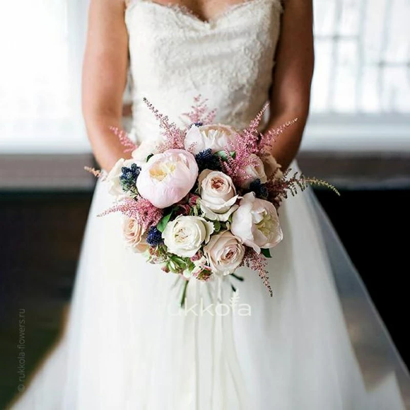 Свадебный букет пионовидных роз с пионами, астильбой и ягодами