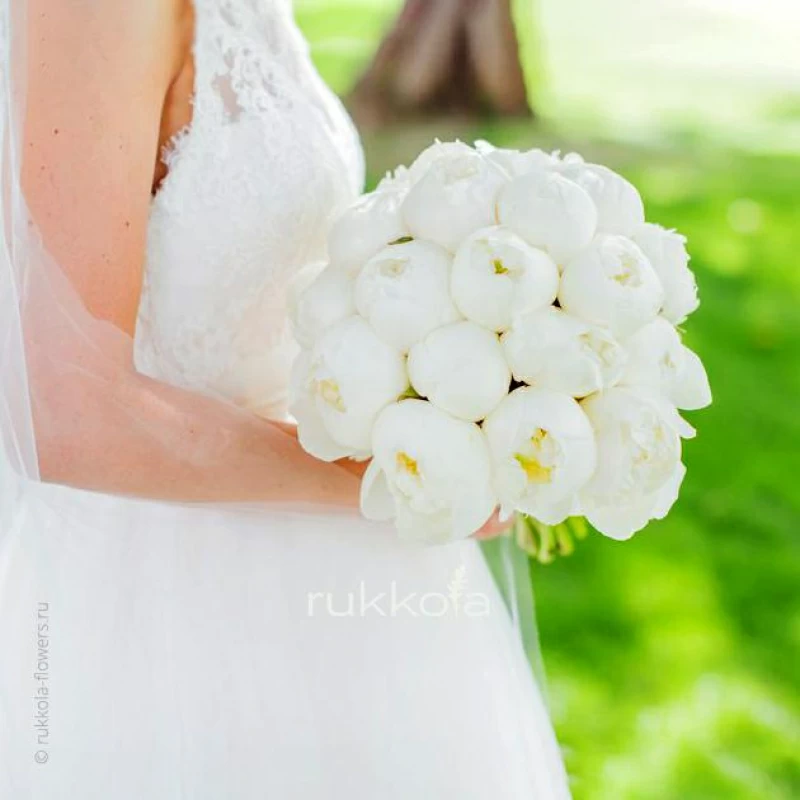 Свадебный букет белых пионов