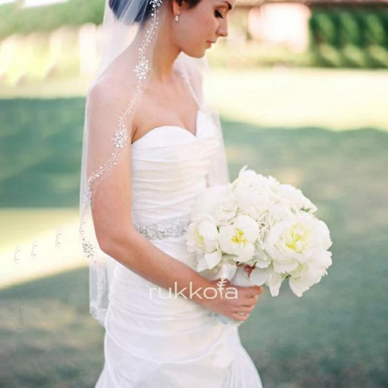 Свадебный букет белых пионов Дюшес