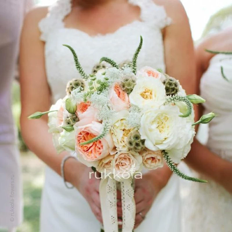 Свадебный букет пионовидных роз и сезонной зелени
