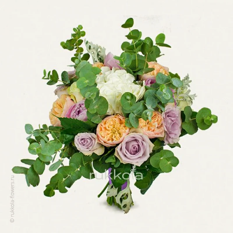 Свадебный букет с пионовидными и обычными розами