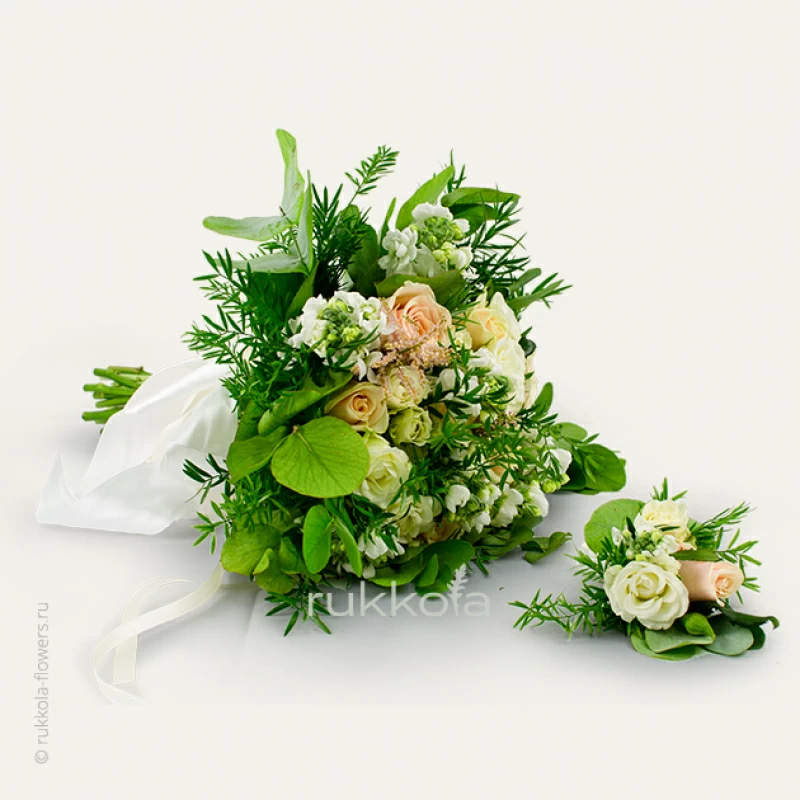 Свадебный букет светлых обычных и кустовых роз с эвкалиптом