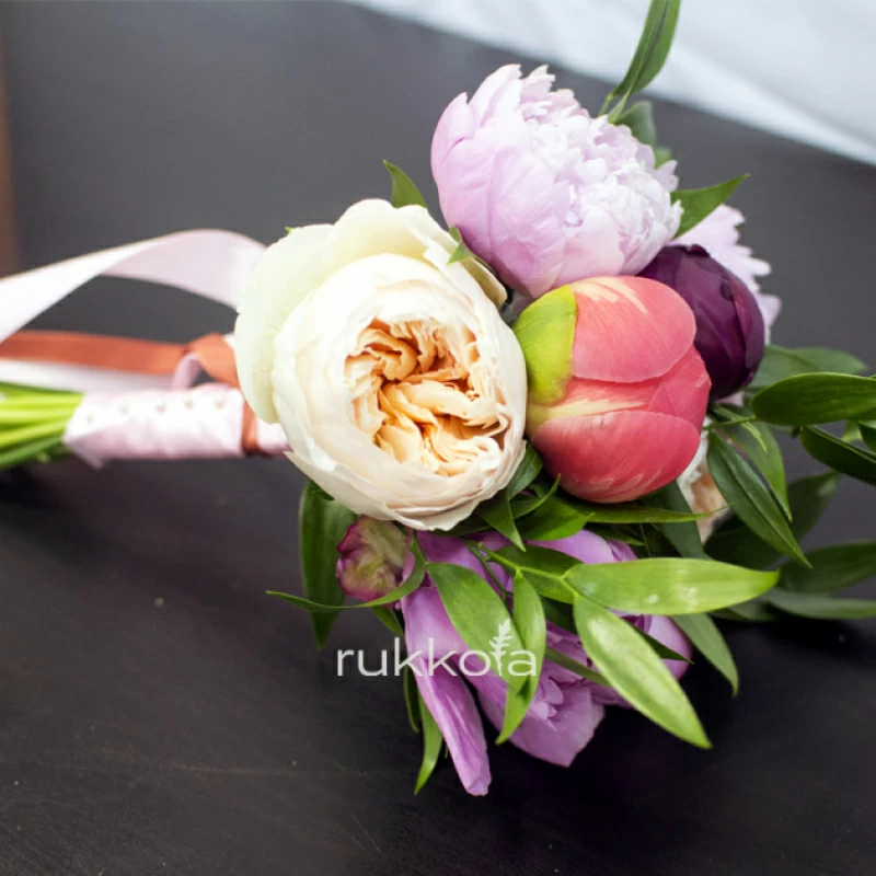 Свадебный букет разных пионов и пионовидных роз с зеленью