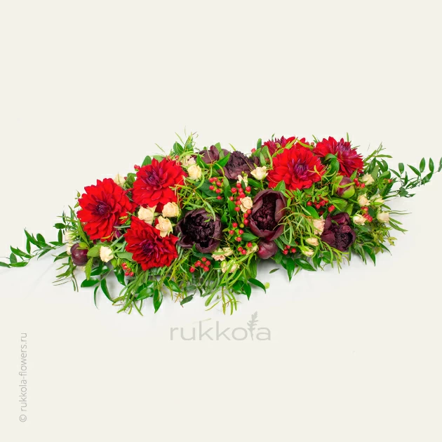 Свадебная композиция с красными георгинами и пионами