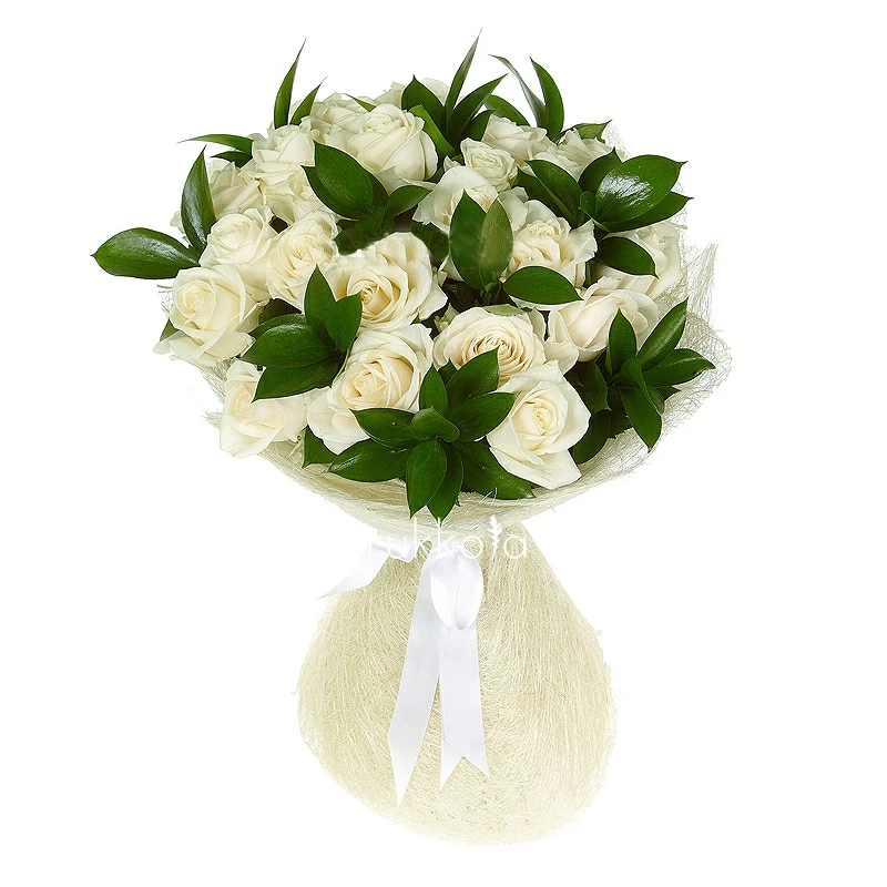 25 белых роз с рускусом