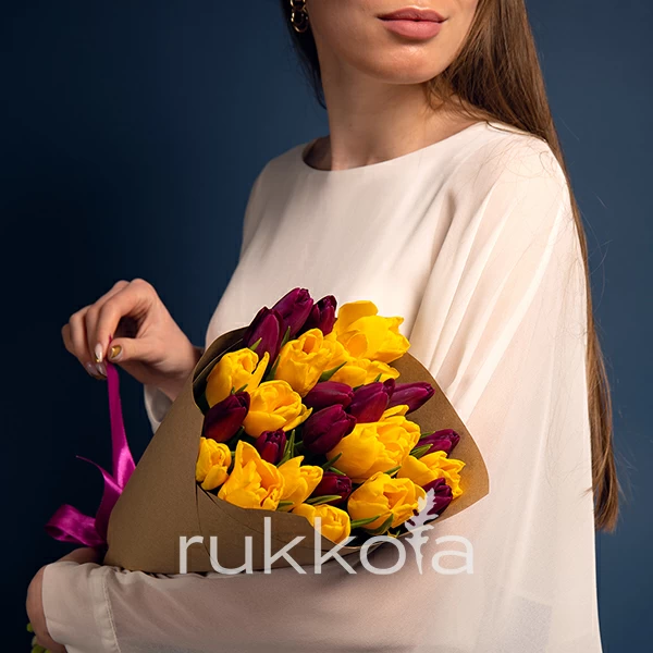25 желтых и фиолетовых тюльпанов